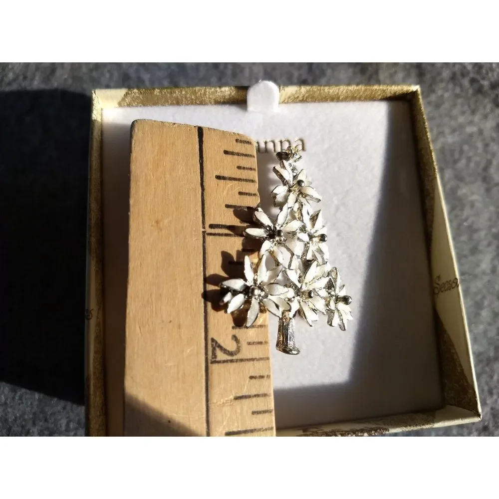 LIA Lianna White Enamel Poinsettia Christmas Tree Brooch Rhinestone Star Box VTG